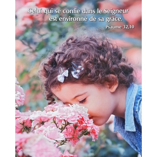 Poster Enfant sentant des roses rose