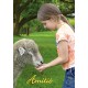 Mini Carte Fillette donnant à manger à un mouton (Amitié)