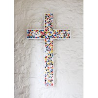 CARTE ST : Croix en mosaïque accrochée sur un mur blanc