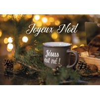 CARTE FA : Tasse, branches de sapin et chocolats sur une table