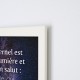 Cadre poster : Phare éclairant la nuit étoilée