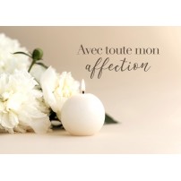 Carte Avec Message Bougie et fleurs blanches sur une table