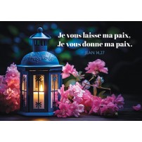 Mini-carte Laterne et fleurs roses sur une table