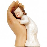 Figurine Fille dans une main