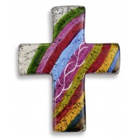 Croix motif arc-en-ciel en stéatite, fait à la main au Kenya