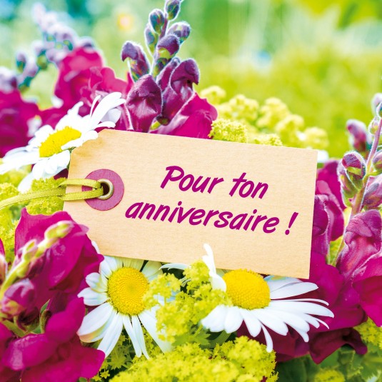 Carte Double Carre Etiquette Sur Un Bouquet De Fleurs
