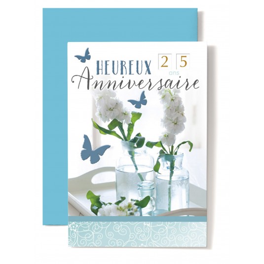 Carte Double Anniversaire Fleurs blanches dans vase sur un plateau.