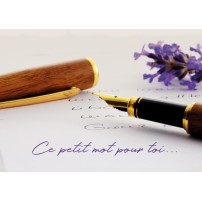 Carte Avec Message Un stylo à plume posé sur une lettre