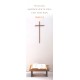 Signet Croix accrochée au mur et Bible sur table