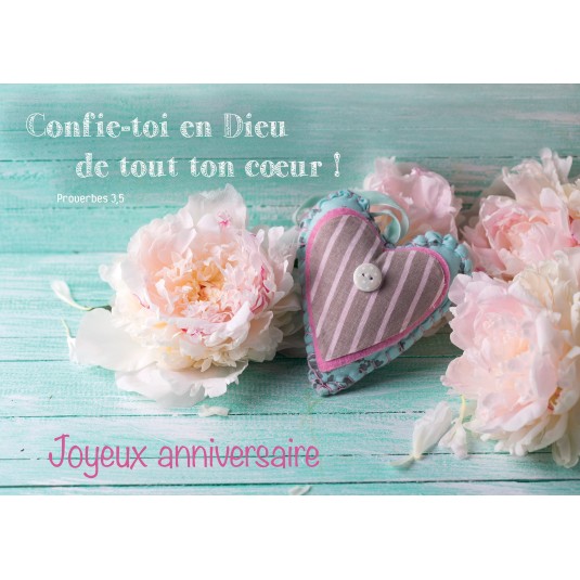 Carte Avec Verset Cœur en tissu, fleurs rose sur une table