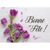 Carte Avec Message Bouquet de tulipes violettes sur une table